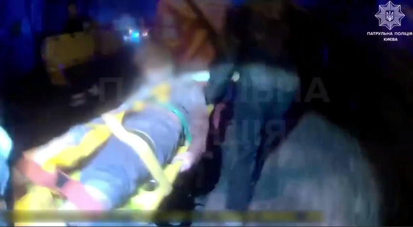 В полиции показали, как спасли мальчика из горящей квартиры во время российской атаки на Киев. Видео