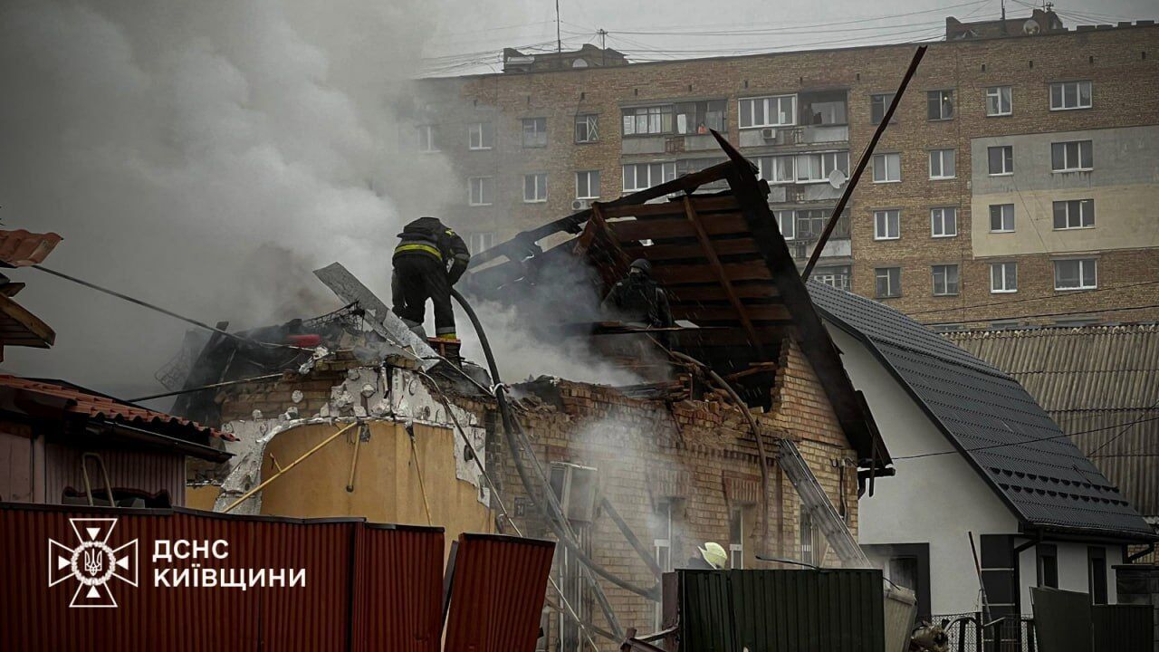 Росія атакувала Київщину: пошкоджено житлові будинки і підприємство, є загибла та постраждалі. Фото та відео