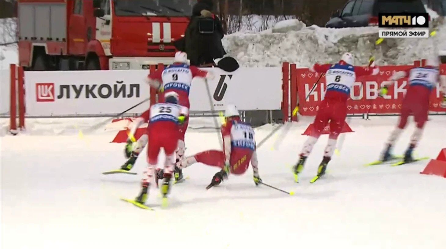 Триразовий олімпійський чемпіон злетів з котушок на Кубку Росії з лижних гонок, напавши на суперника. Відео
