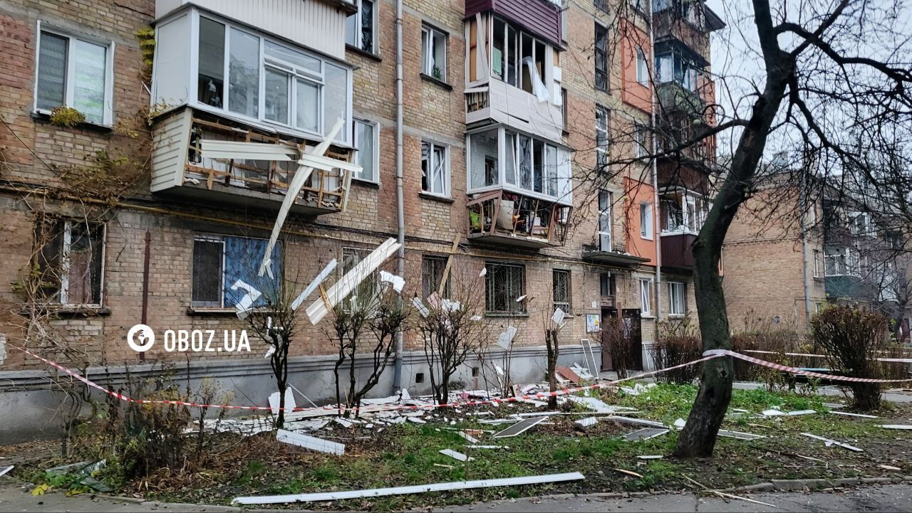 Діра у стіні будинку та вибиті вікна: наслідки влучання російського дрону в Києві. Фото та відео