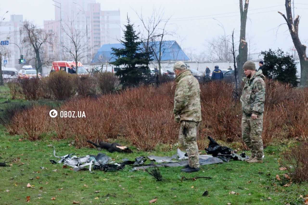 Российская ракета убила прохожего в Киеве, есть раненые: эксклюзивные фото и видео с места
