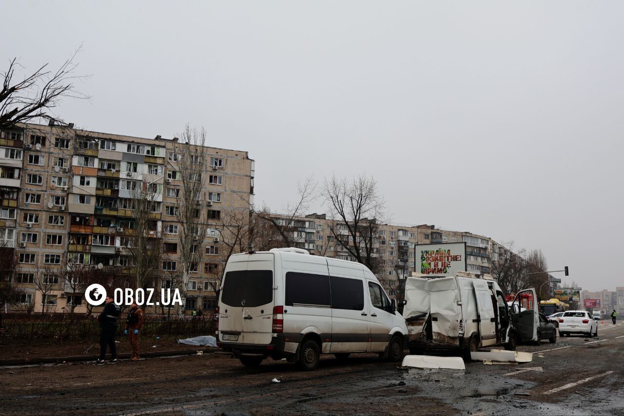 Российская ракета убила прохожего в Киеве, есть раненые: эксклюзивные фото и видео с места