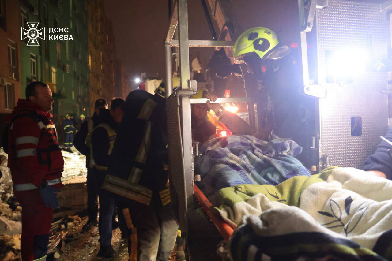 РФ била дронами і ракетами по житлових будинках у Києві: є жертви і понад 30 поранених. Фото і відео