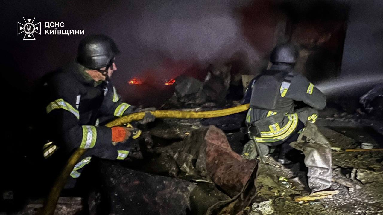 Росія атакувала Київщину: пошкоджено житлові будинки і підприємство, є загибла та постраждалі. Фото та відео