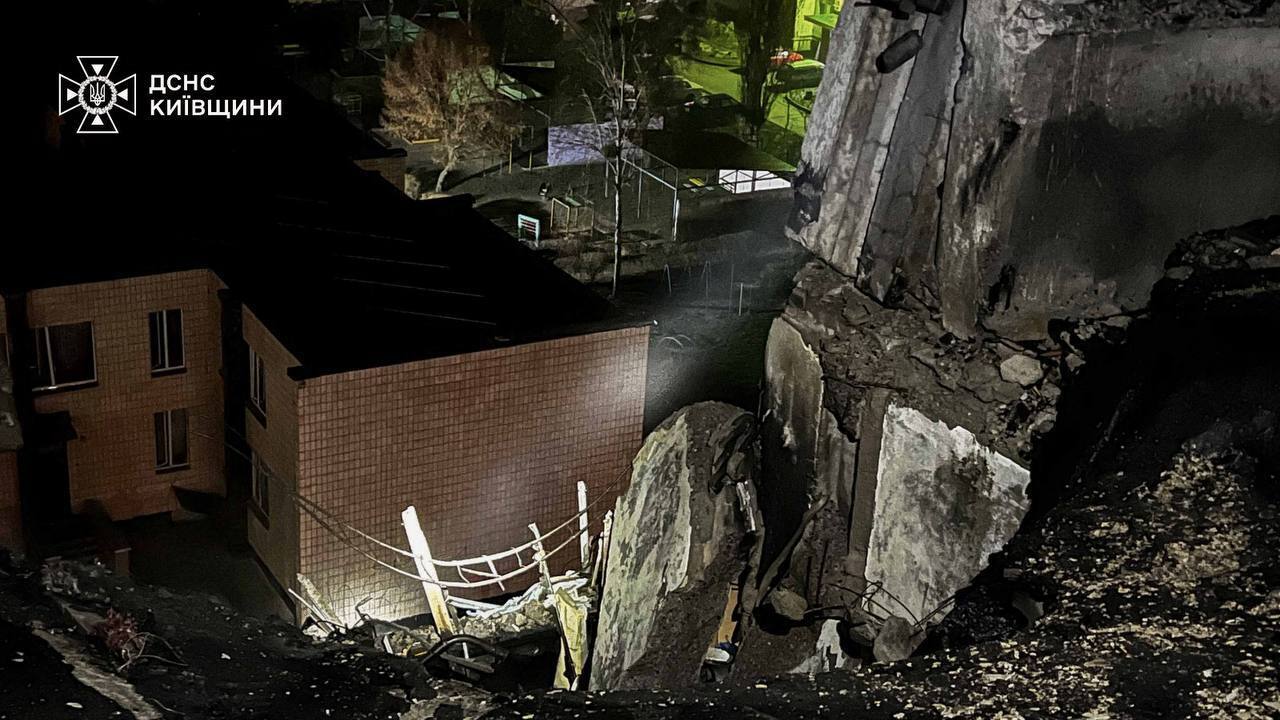 Росія атакувала Київщину: пошкоджено житлові будинки і підприємство, є загибла та постраждалі. Фото та відео