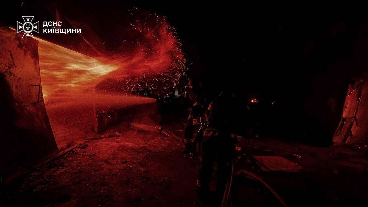 Росія атакувала Київщину: пошкоджено житлові будинки і підприємство, є загибла та постраждалі. Фото та відео