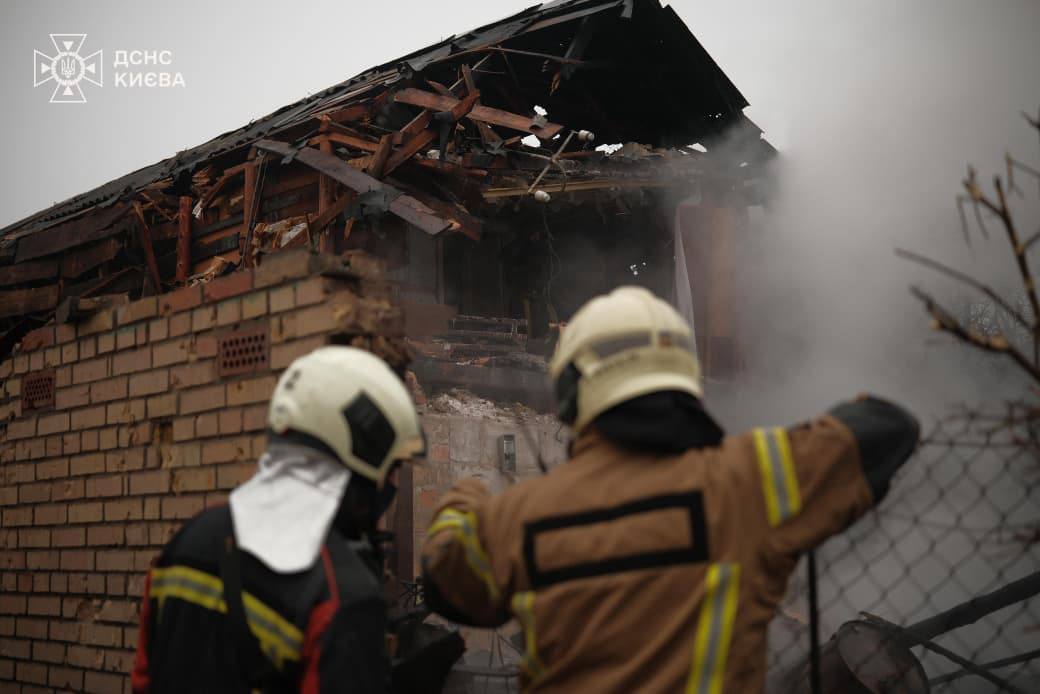 В Киеве завершили работы по разбору конструкций и ликвидации последствий ударов РФ. Фото
