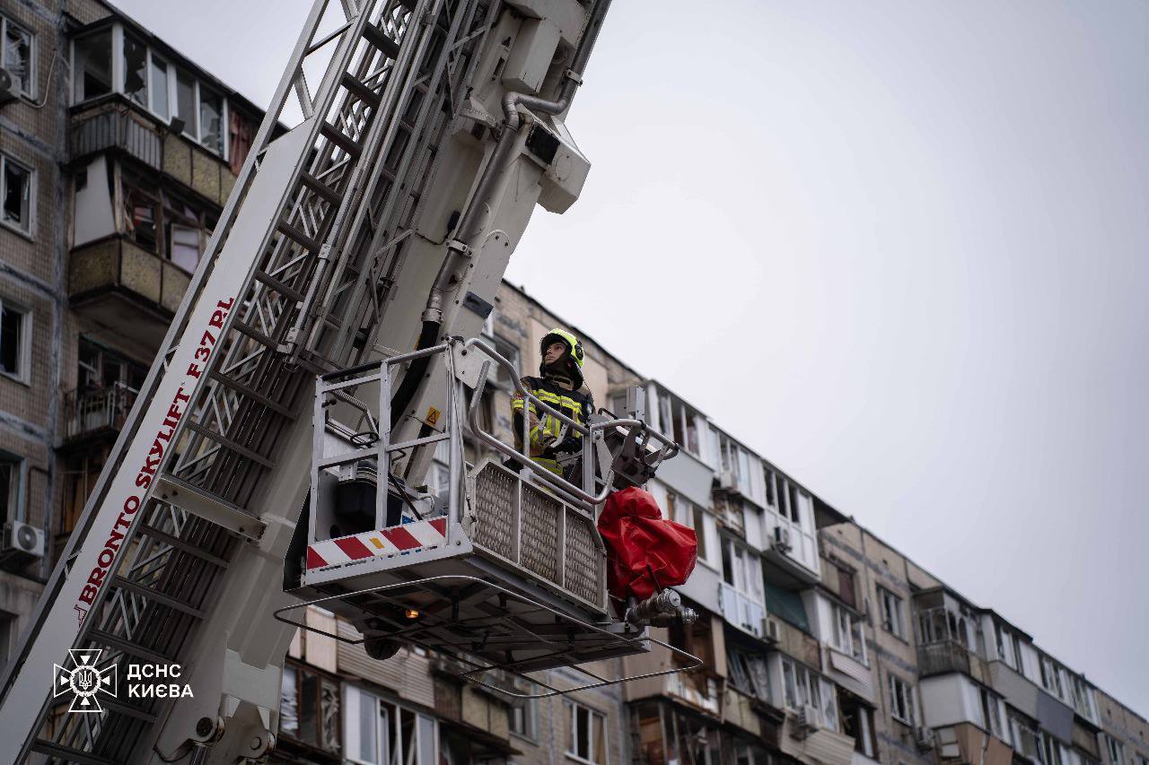 В Киеве завершили работы по разбору конструкций и ликвидации последствий ударов РФ. Фото