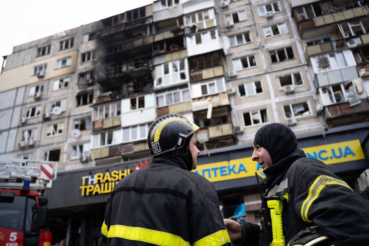 В Киеве завершили работы по разбору конструкций и ликвидации последствий ударов РФ. Фото