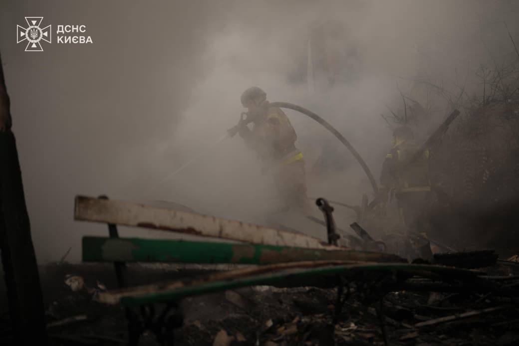 В Киеве завершили работы по разбору конструкций и ликвидации последствий ударов РФ. Фото