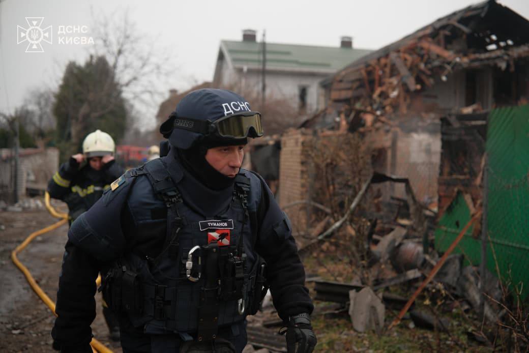 В Киеве завершили работы по разбору конструкций и ликвидации последствий ударов РФ. Фото