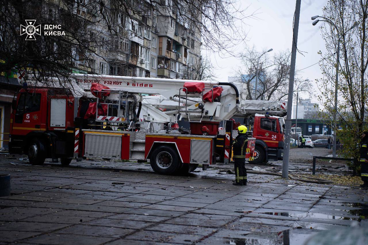 В Киеве завершили работы по разбору конструкций и ликвидации последствий ударов РФ. Фото