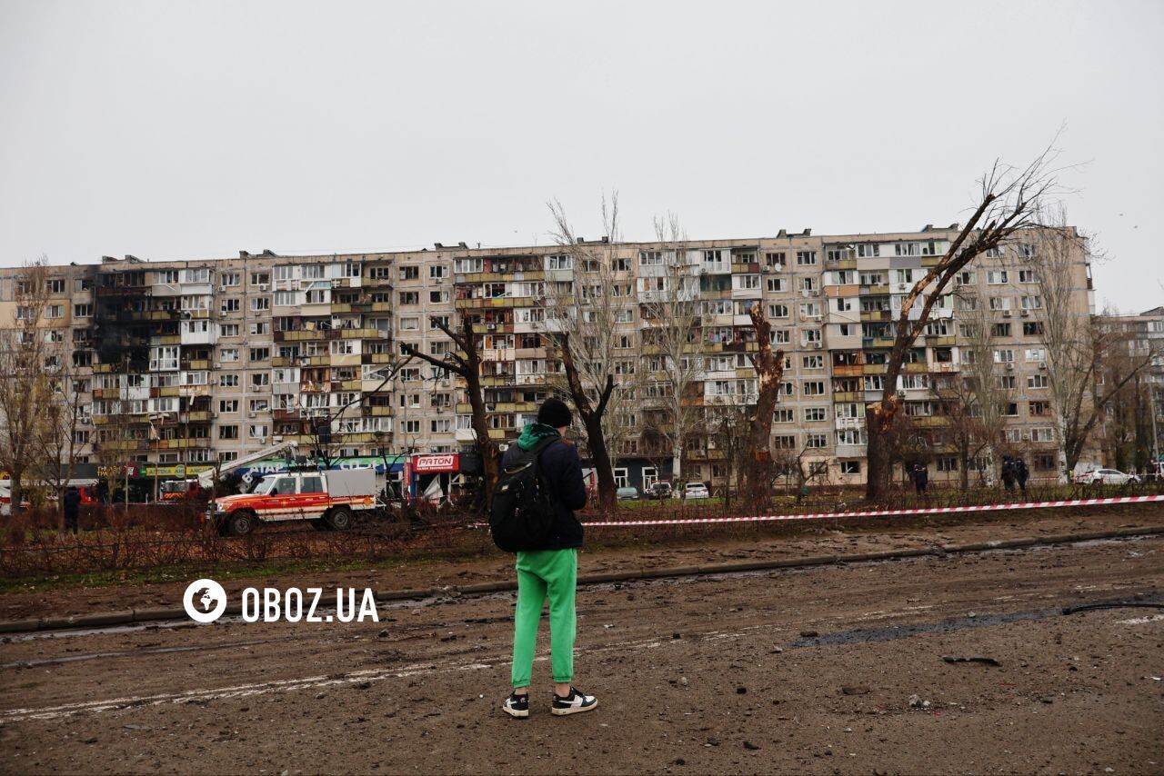 Российская ракета убила прохожего в Киеве, есть раненые: эксклюзивные фото и видео с места