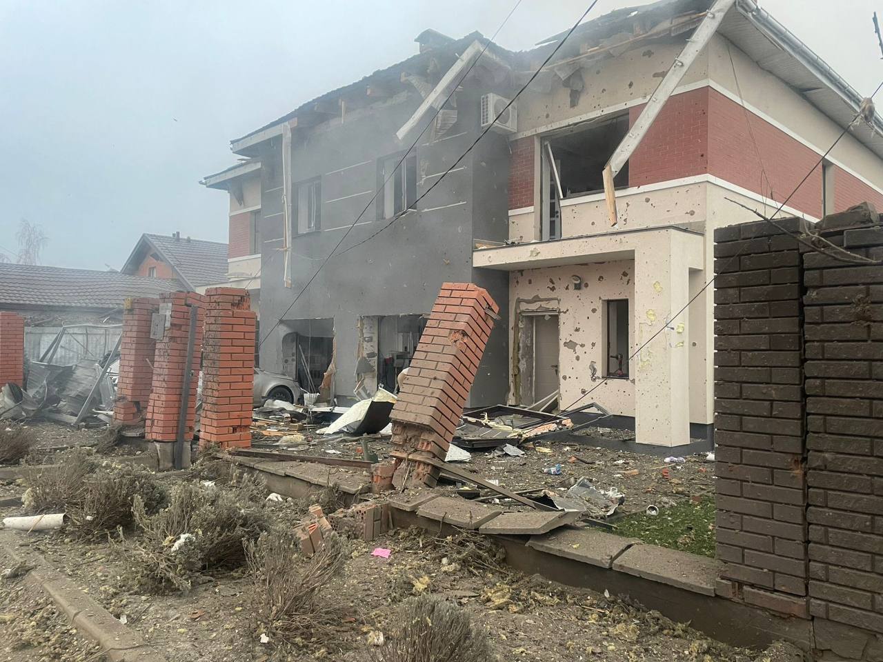 Погибла женщина, есть повреждения в нескольких районах: последствия российского обстрела на Киевщине. Фото