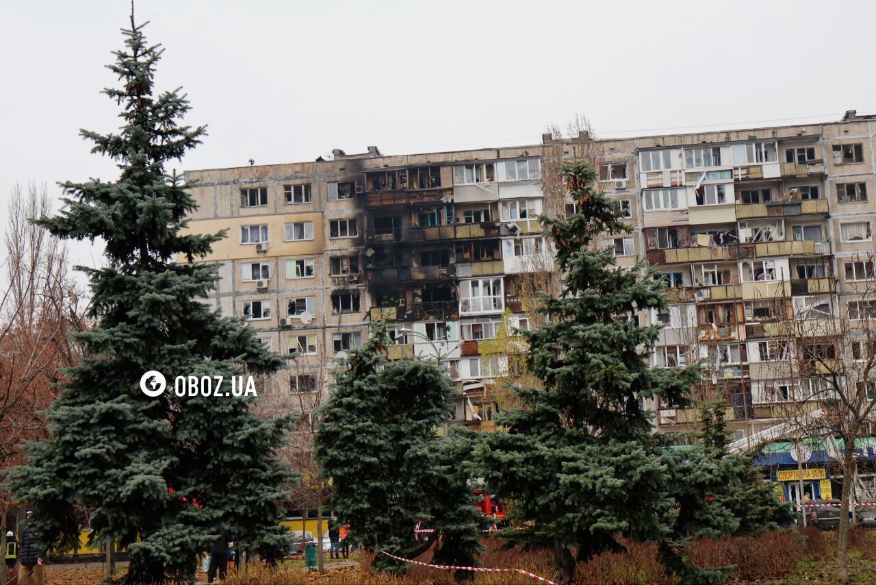 Российская ракета убила прохожего в Киеве, есть раненые: эксклюзивные фото и видео с места