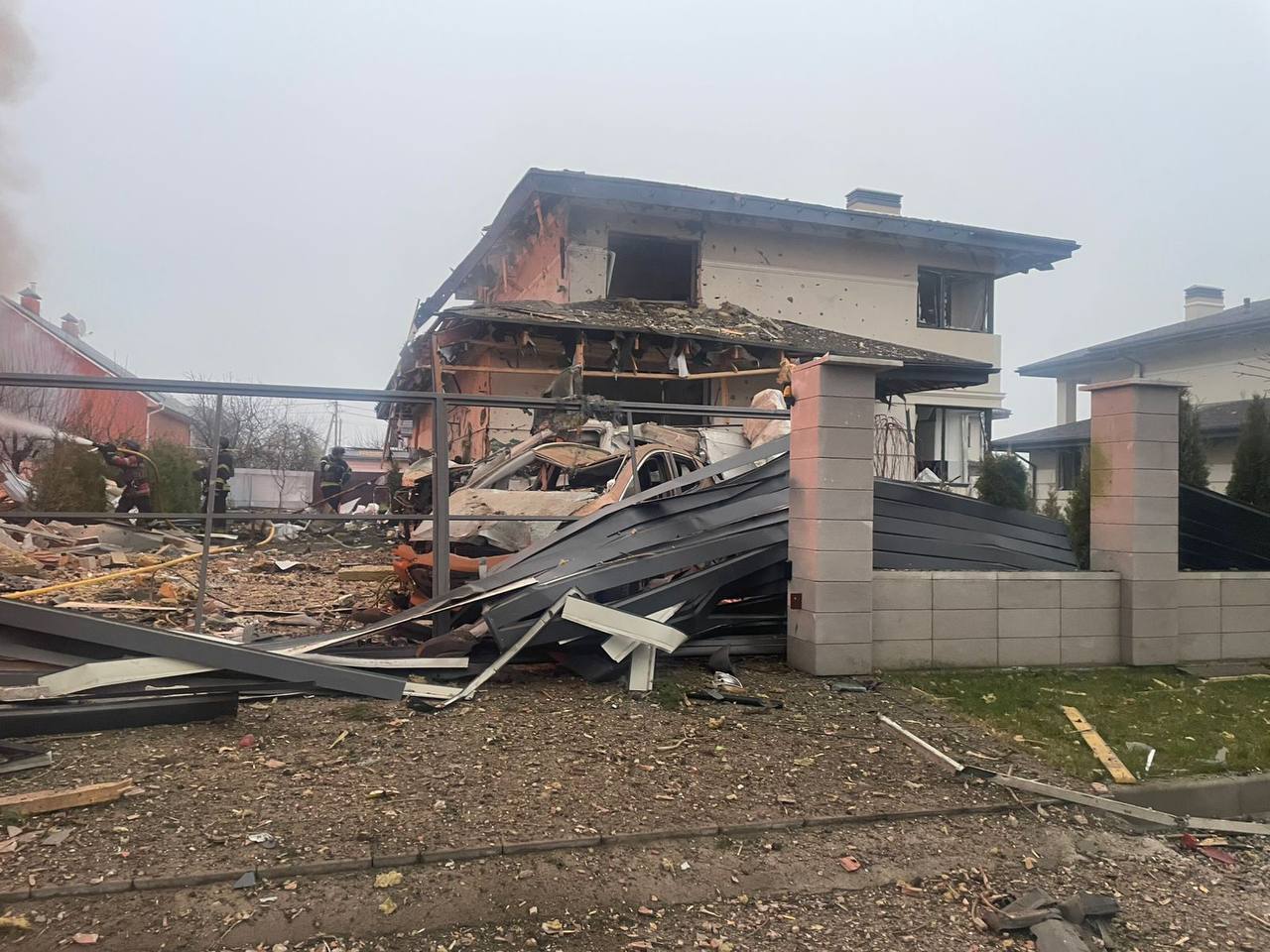 Погибла женщина, есть повреждения в нескольких районах: последствия российского обстрела на Киевщине. Фото
