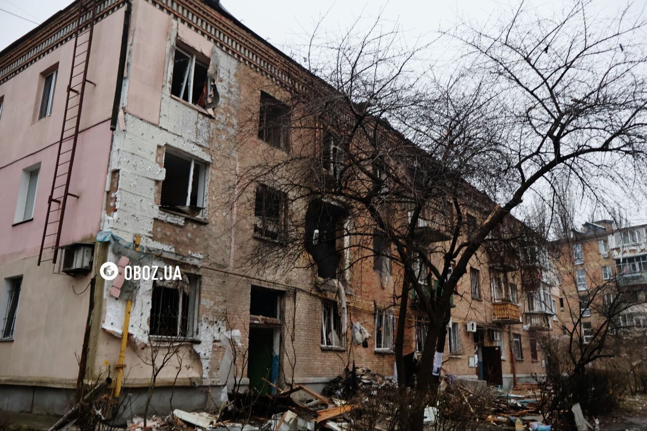 Діра у стіні будинку та вибиті вікна: наслідки влучання російського дрону в Києві. Фото та відео