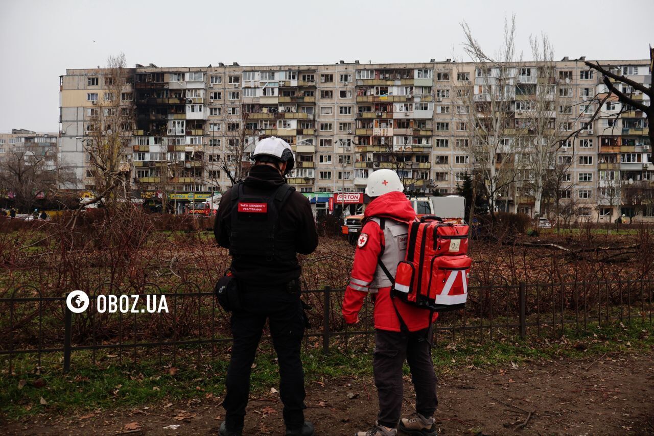 Российская ракета убила прохожего в Киеве, есть раненые: эксклюзивные фото и видео с места