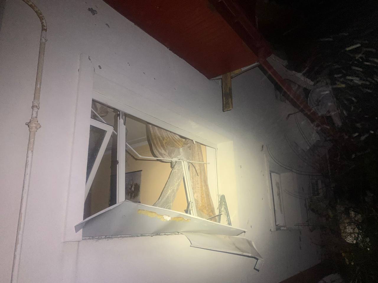 Погибла женщина, есть повреждения в нескольких районах: последствия российского обстрела на Киевщине. Фото