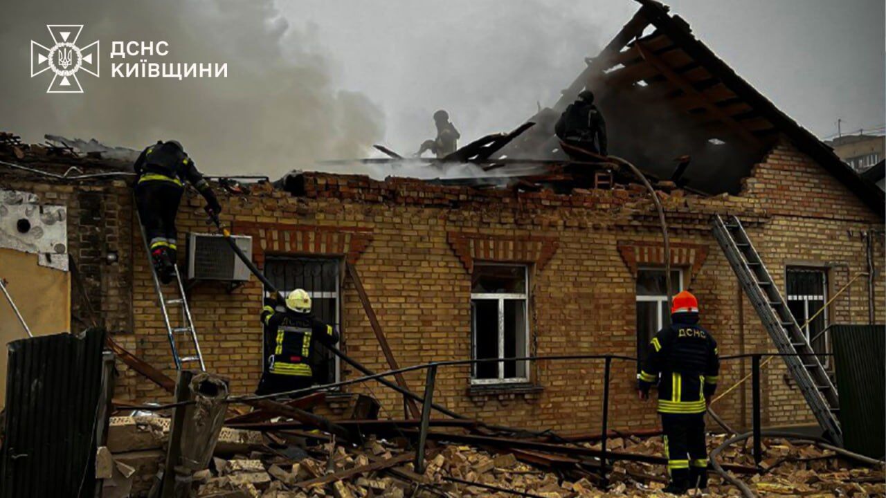 Погибла женщина, есть повреждения в нескольких районах: последствия российского обстрела на Киевщине. Фото