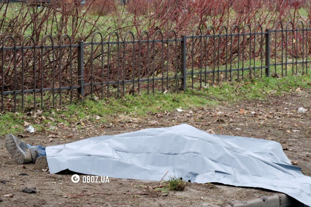 Российская ракета убила прохожего в Киеве, есть раненые: эксклюзивные фото и видео с места