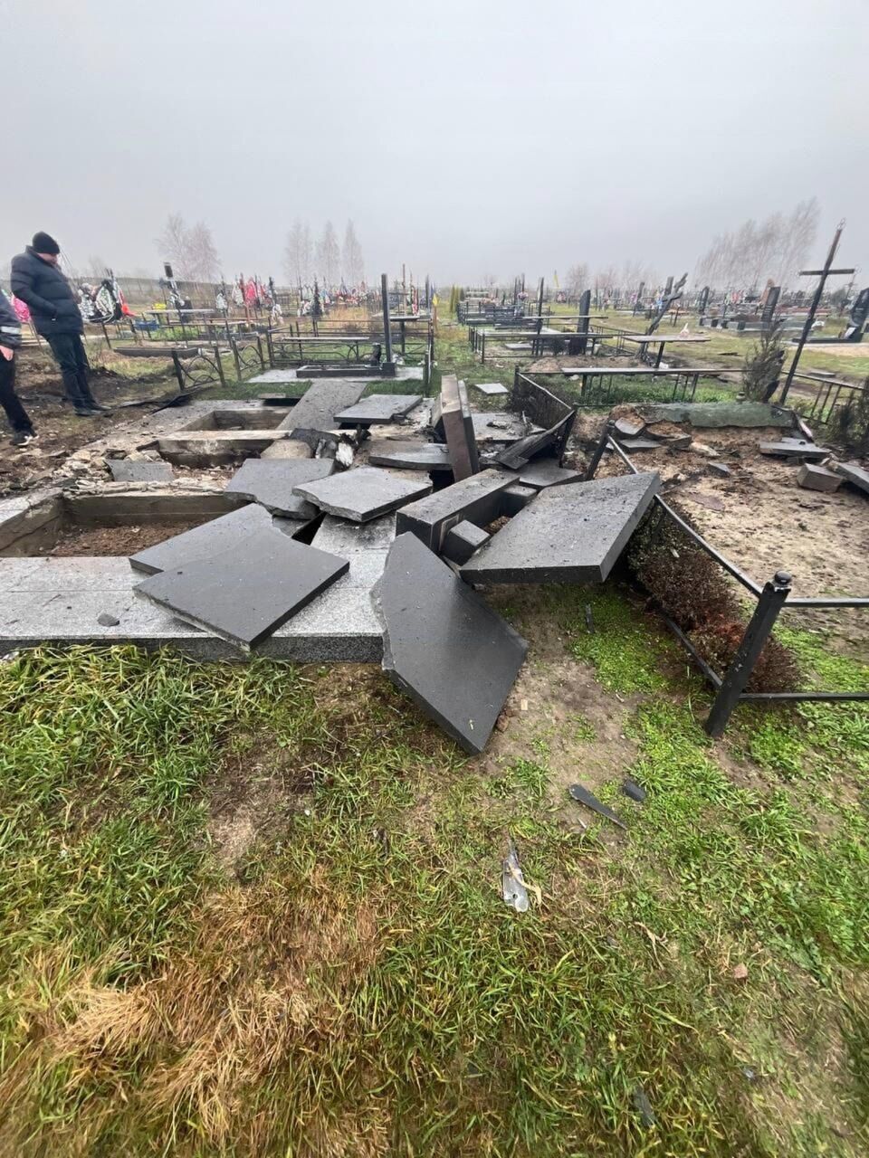 Враг не дает покоя даже мертвым: под Киевом российский "Шахед" повредил кладбище. Фото