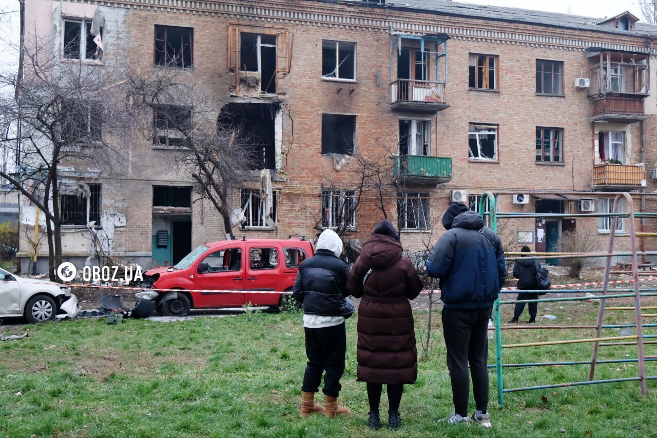 Діра у стіні будинку та вибиті вікна: наслідки влучання російського дрону в Києві. Фото та відео