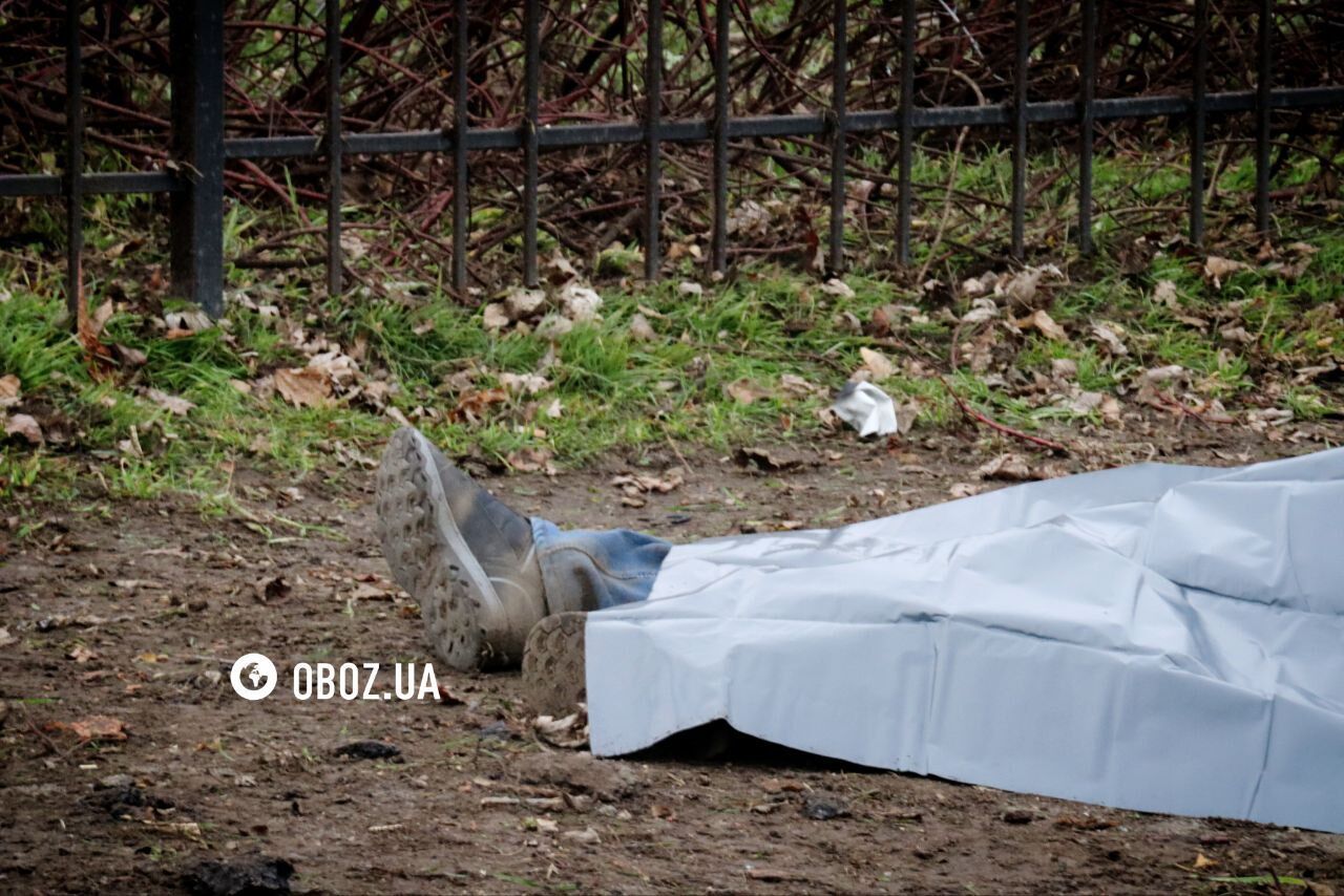 Российская ракета убила прохожего в Киеве, есть раненые: эксклюзивные фото и видео с места