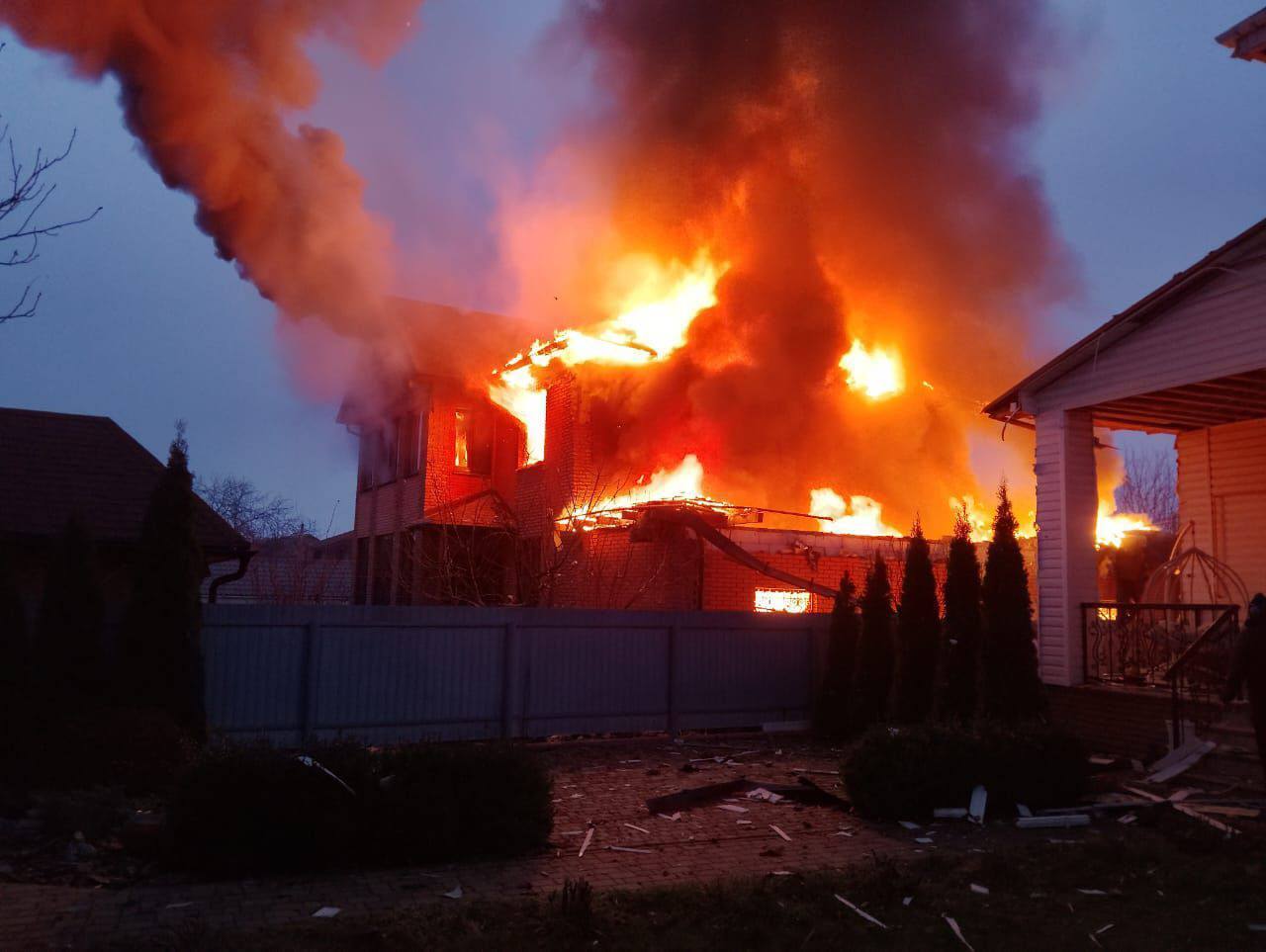 Погибла женщина, есть повреждения в нескольких районах: последствия российского обстрела на Киевщине. Фото