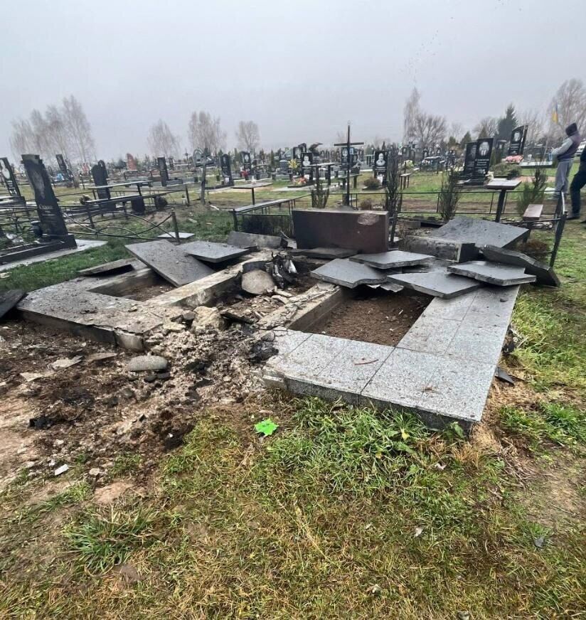 Враг не дает покоя даже мертвым: под Киевом российский "Шахед" повредил кладбище. Фото