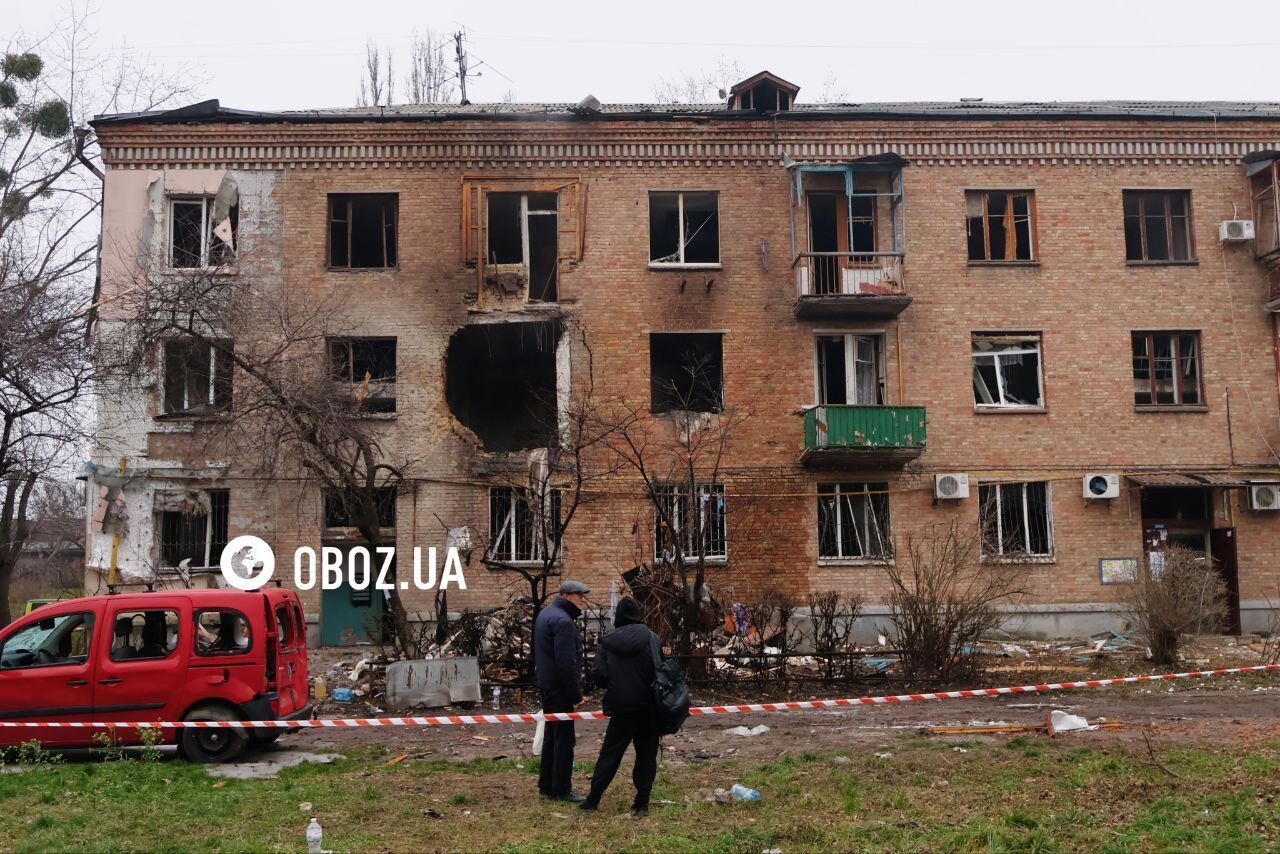 Діра у стіні будинку та вибиті вікна: наслідки влучання російського дрону в Києві. Фото та відео