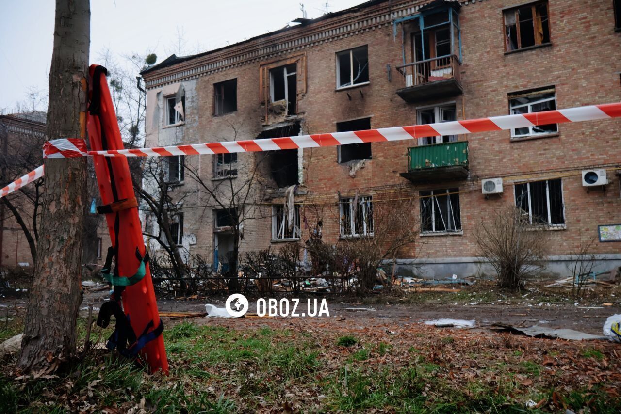 Діра у стіні будинку та вибиті вікна: наслідки влучання російського дрону в Києві. Фото та відео