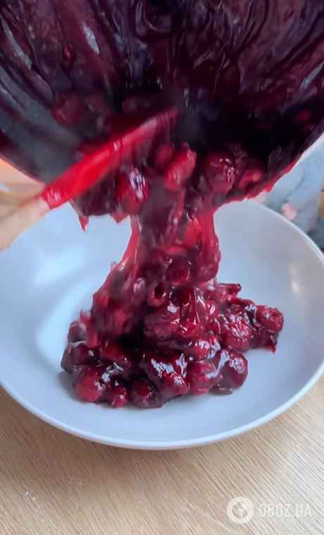 Що спекти із замороженими вишнями: рецепт для затишного сімейного чаювання