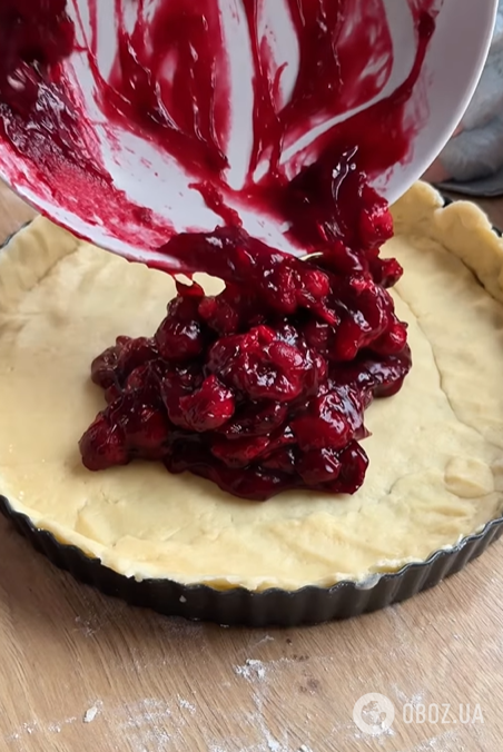 Що спекти із замороженими вишнями: рецепт для затишного сімейного чаювання