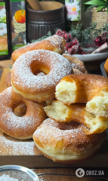 Сладкие домашние пончики в сахарной пудре: очень быстро жарятся на сковородке