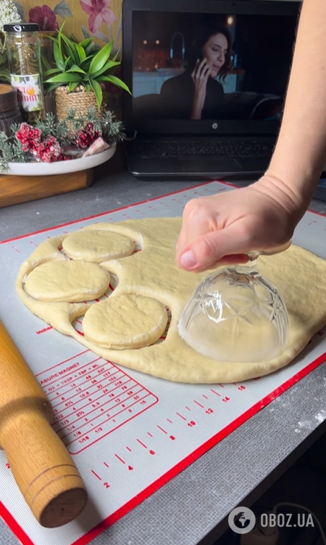 Сладкие домашние пончики в сахарной пудре: очень быстро жарятся на сковородке