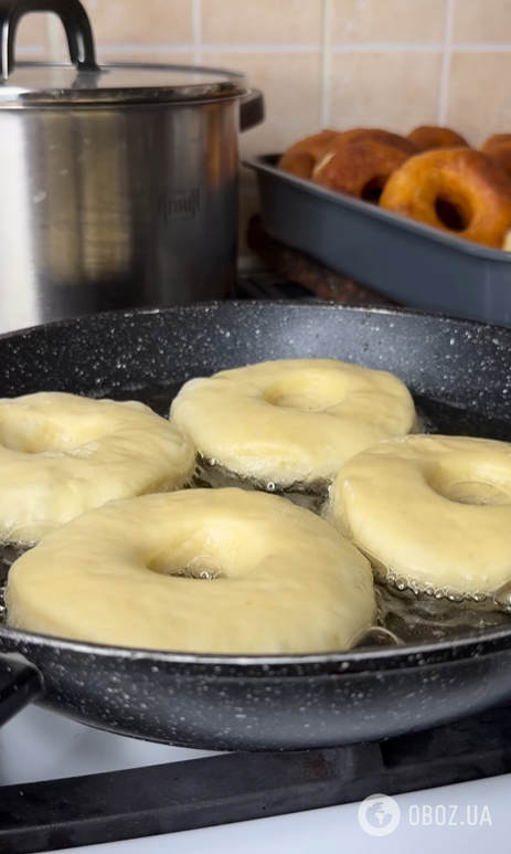 Сладкие домашние пончики в сахарной пудре: очень быстро жарятся на сковородке