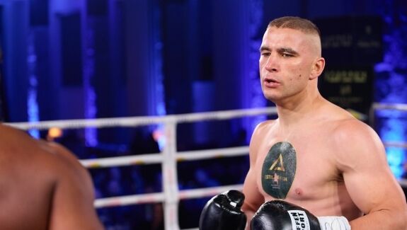 Украинский тяжеловес поднялся из нокдауна и отправил непобедимого поляка в кому в чемпионском бою. Видео