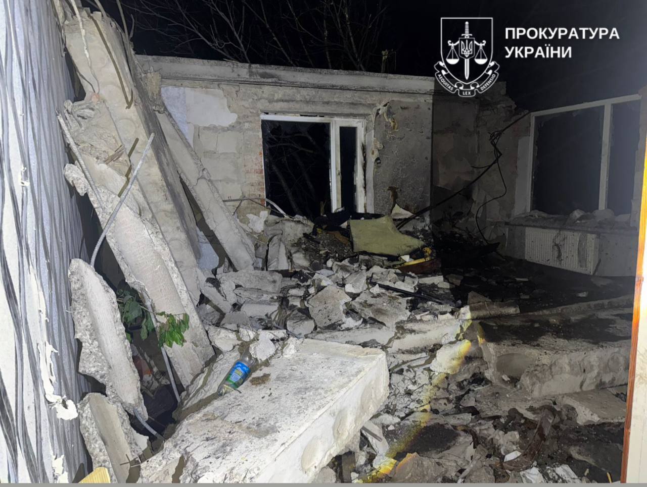 Окупанти атакували Сумщину: є жертва, з-під завалів врятували трьох людей. Фото і відео