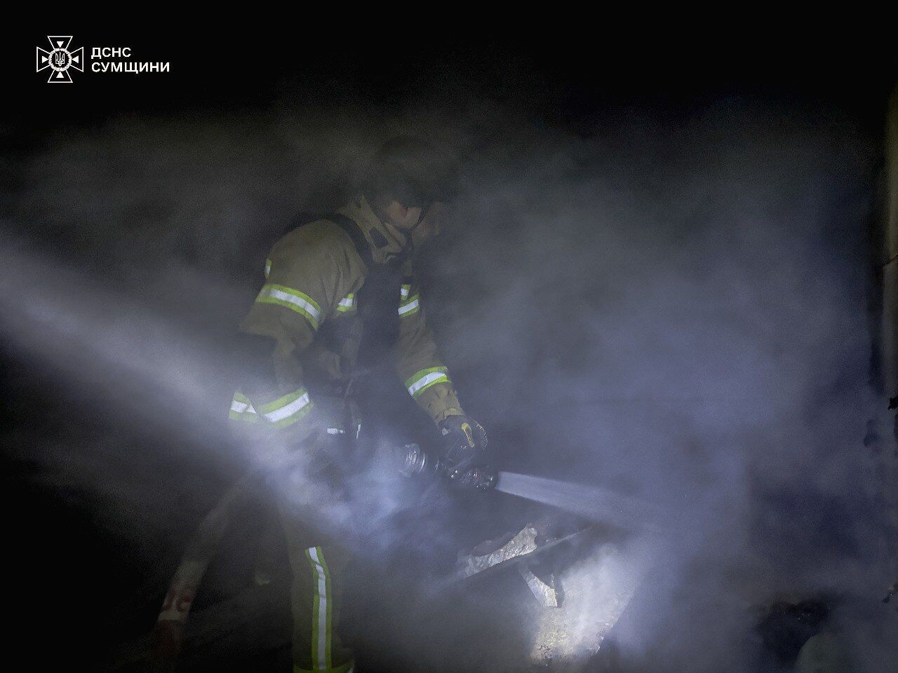 Окупанти атакували Сумщину: є жертва, з-під завалів врятували трьох людей. Фото і відео