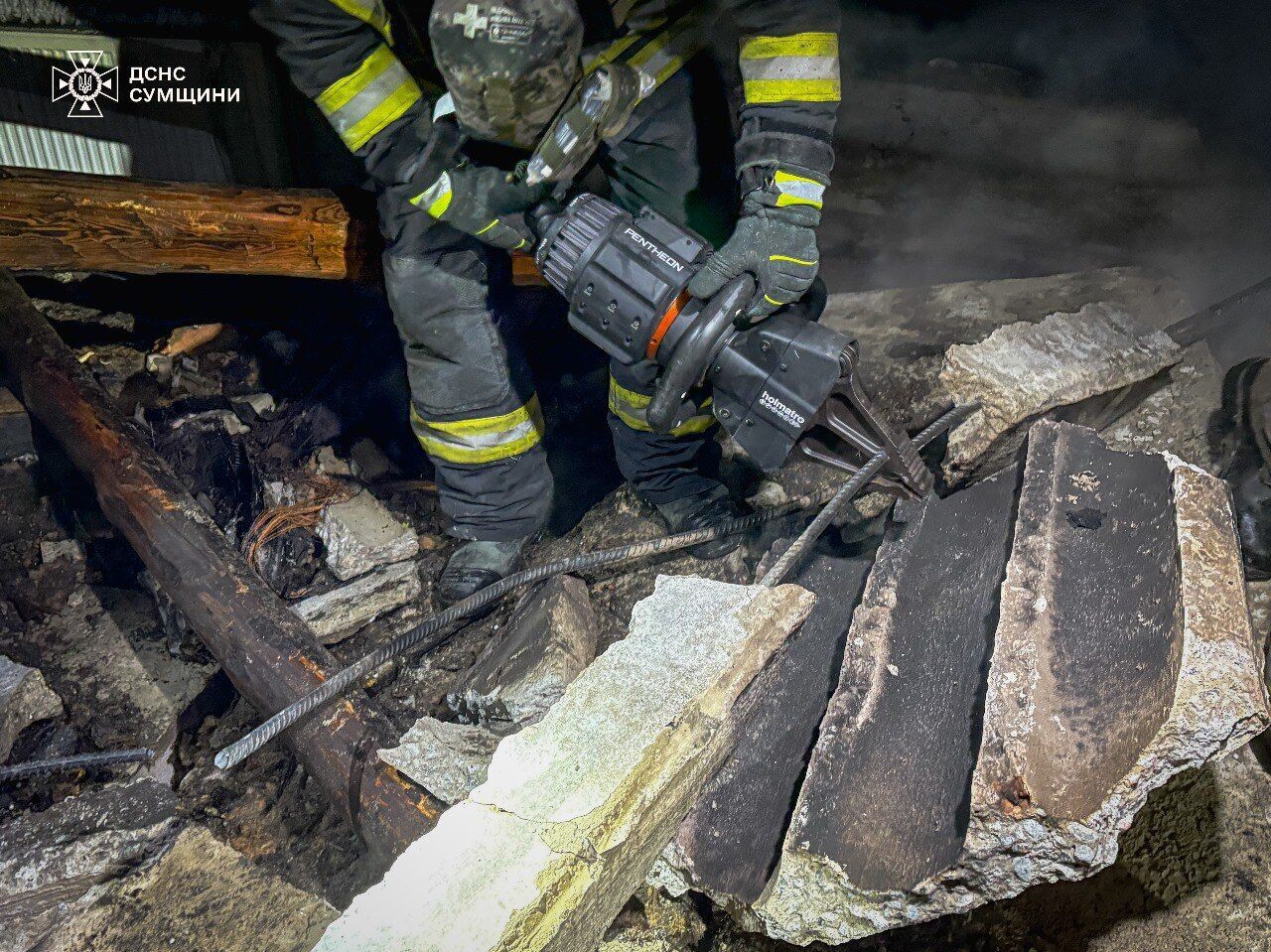 Окупанти атакували Сумщину: є жертва, з-під завалів врятували трьох людей. Фото і відео