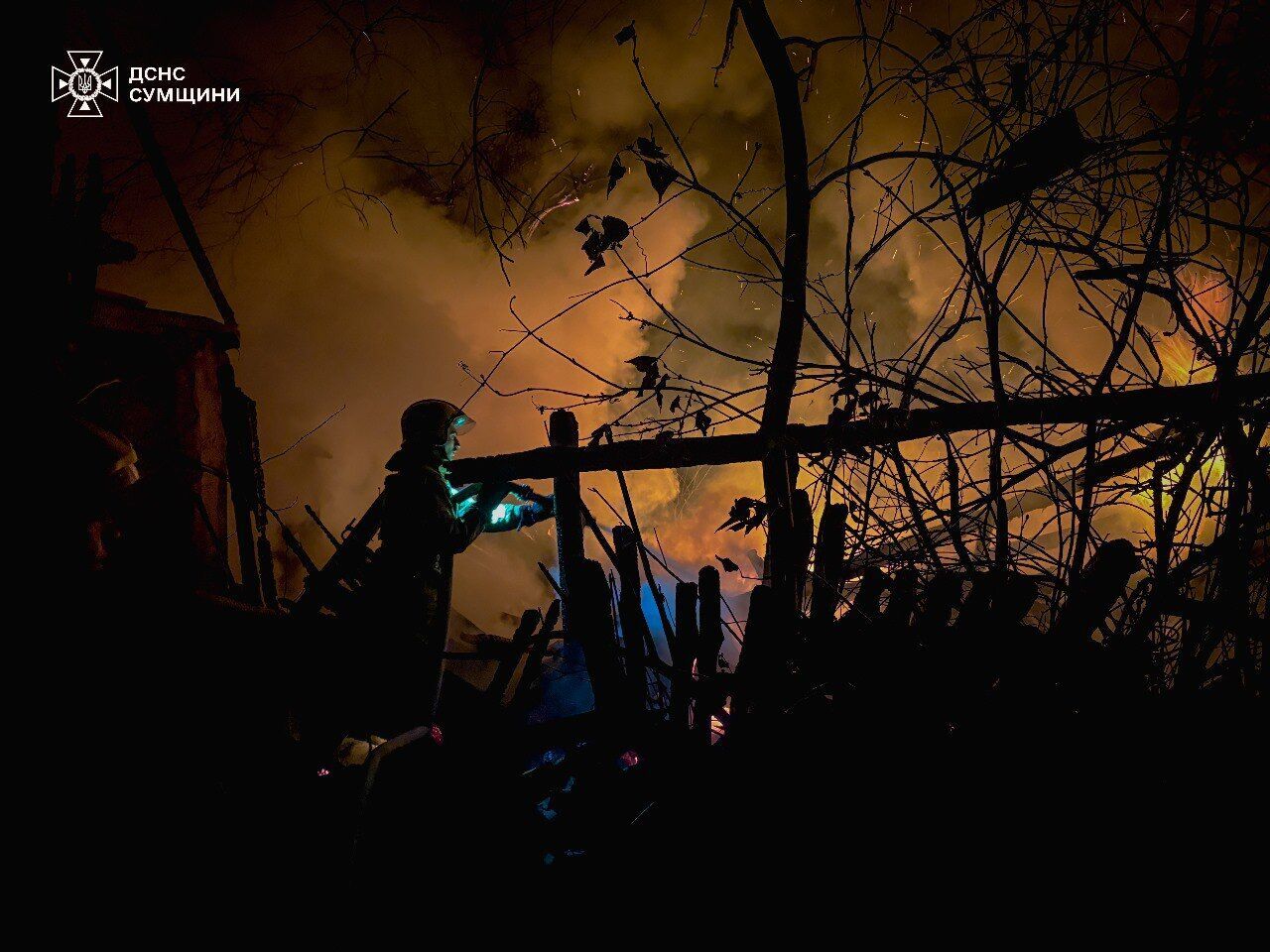 Окупанти атакували Сумщину: є жертва, з-під завалів врятували трьох людей. Фото і відео