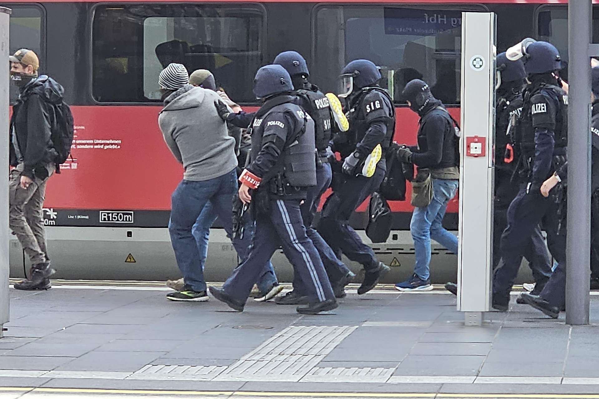 В Австрії чоловік оголосив про захоплення заручників у потязі: його арештували. Фото