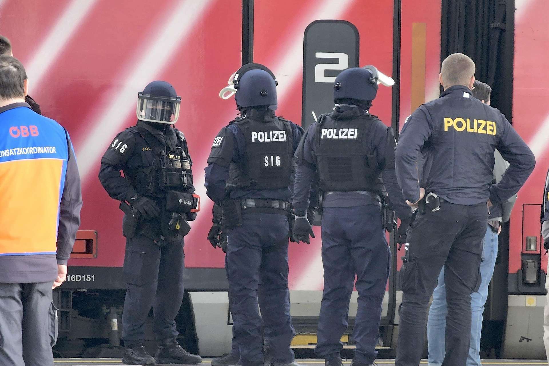 В Австрії чоловік оголосив про захоплення заручників у потязі: його арештували. Фото