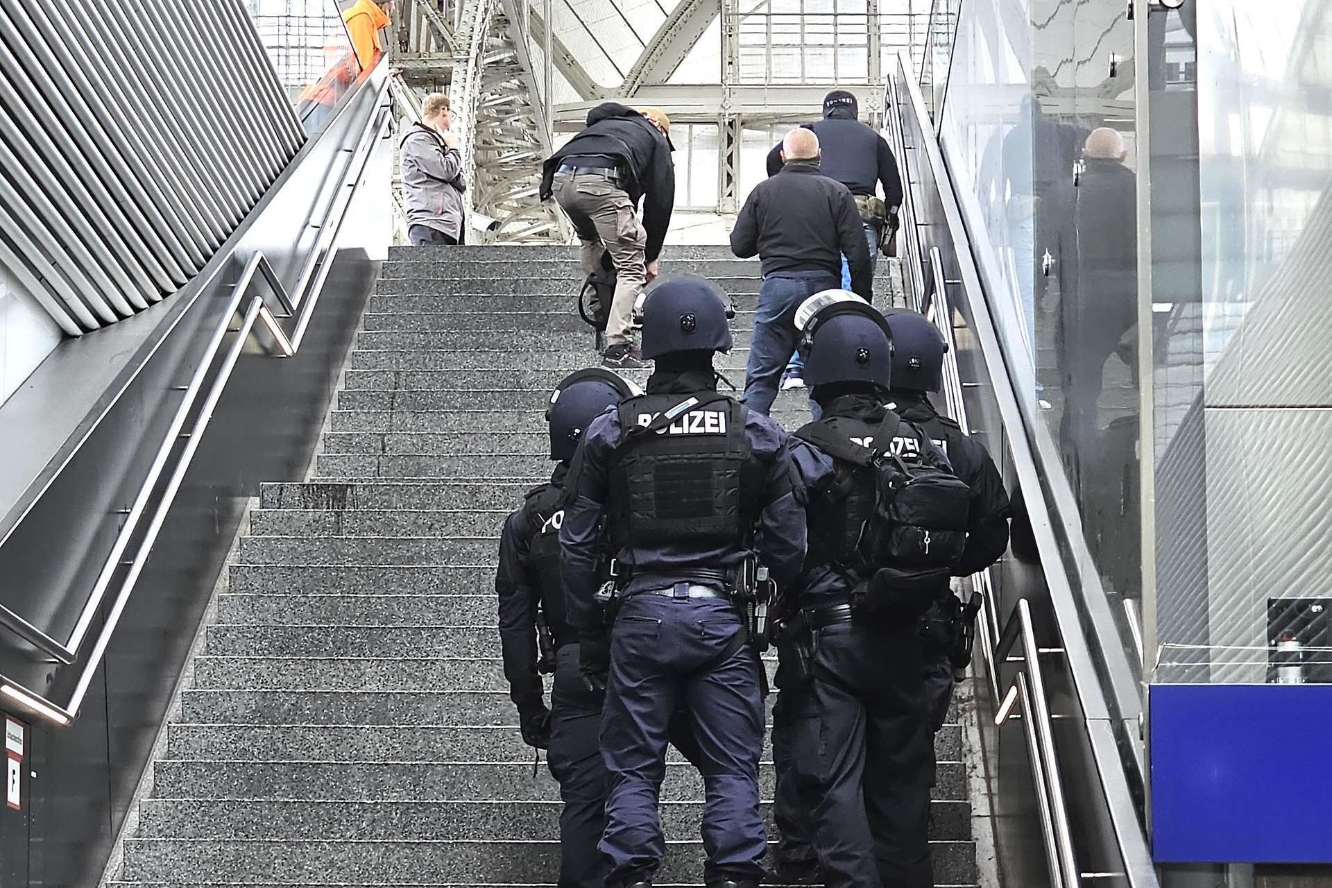 В Австрії чоловік оголосив про захоплення заручників у потязі: його арештували. Фото