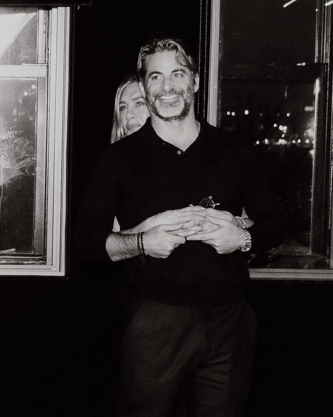 56-летняя Дженнифер Энистон официально подтвердила свои отношения с гипнотизером: как выглядит пара. Фото