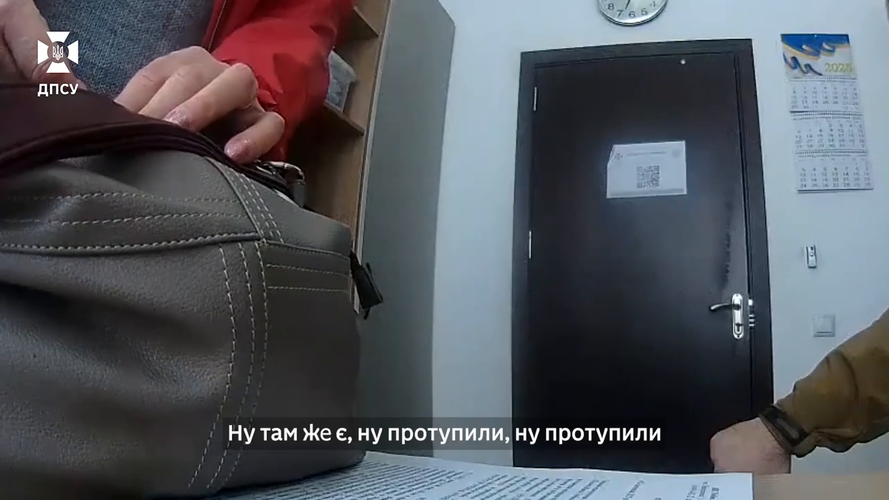 "Я хочу дать на шоколадку": на границе с Молдовой женщина пыталась подкупить пограничников, чтобы выехать с мужем. Видео