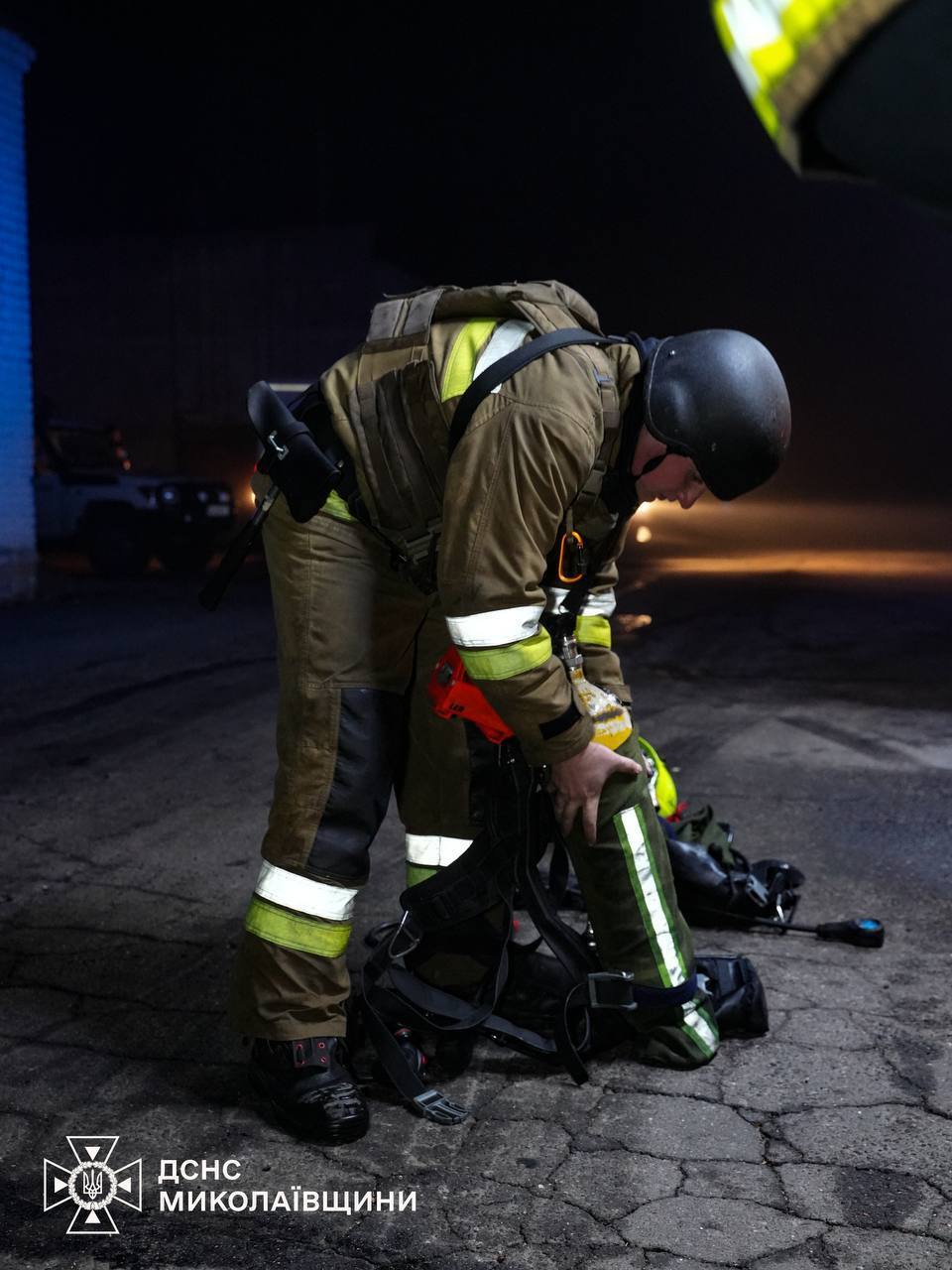 Горел супермаркет, повреждена многоэтажка: появились новые кадры последствий атаки РФ на Николаев. Фото и видео