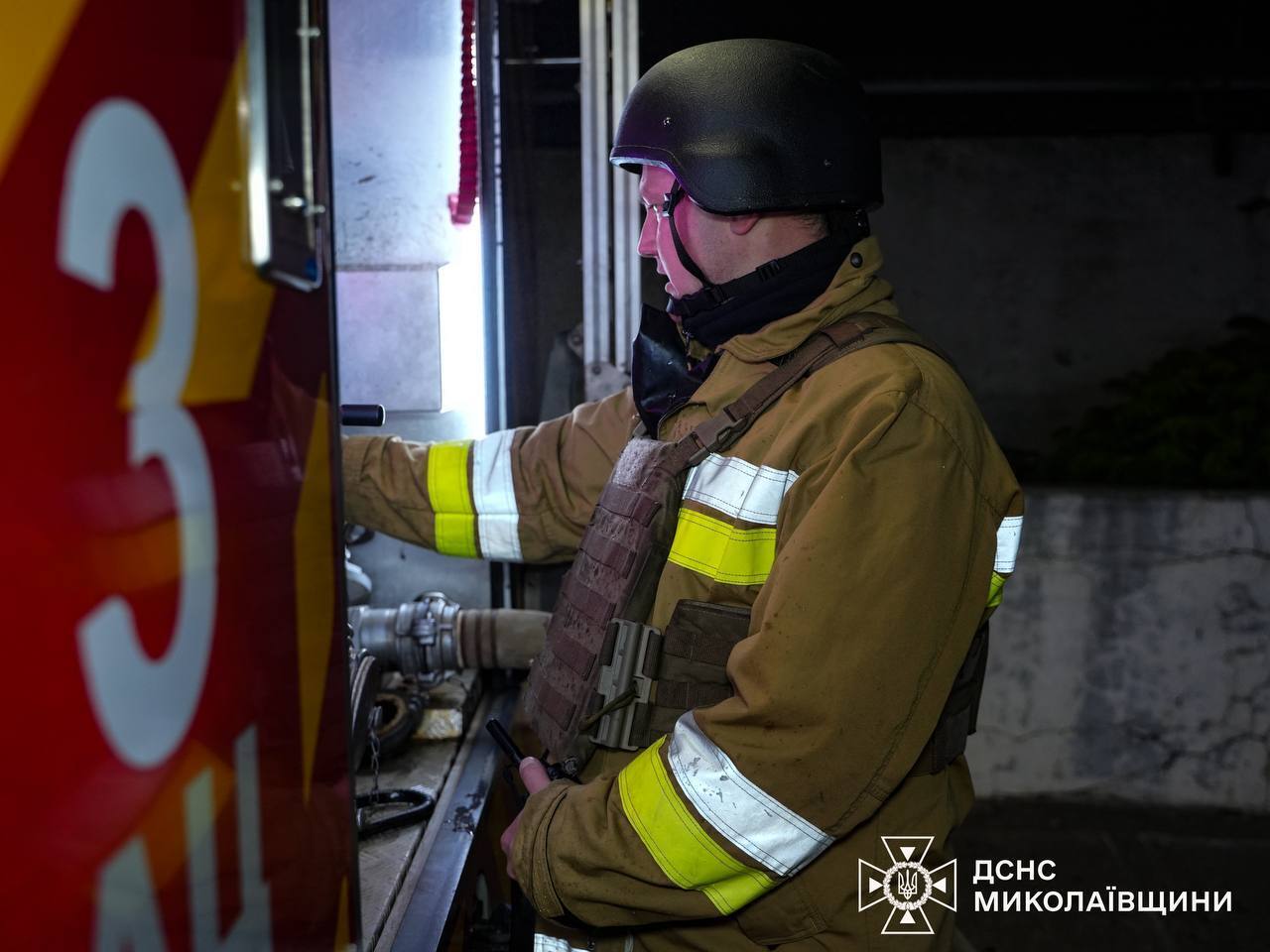 Горел супермаркет, повреждена многоэтажка: появились новые кадры последствий атаки РФ на Николаев. Фото и видео