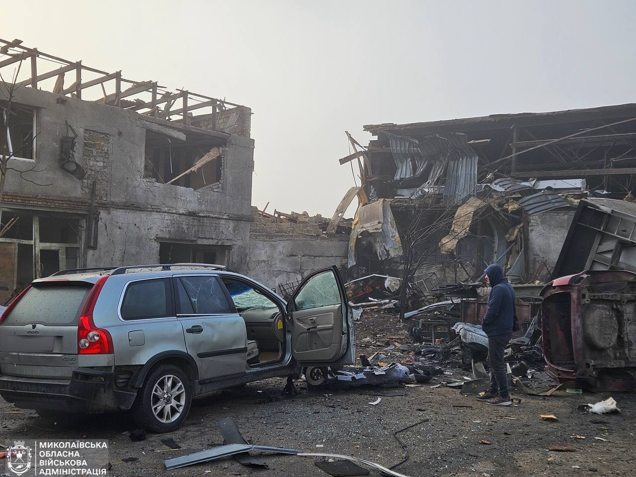 Горел супермаркет, повреждена многоэтажка: появились новые кадры последствий атаки РФ на Николаев. Фото и видео